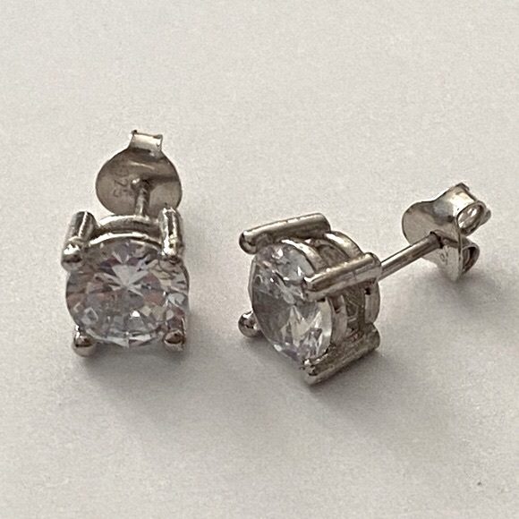 Other - 925 Silver 6mm cz cubic zirconia stunning earrings